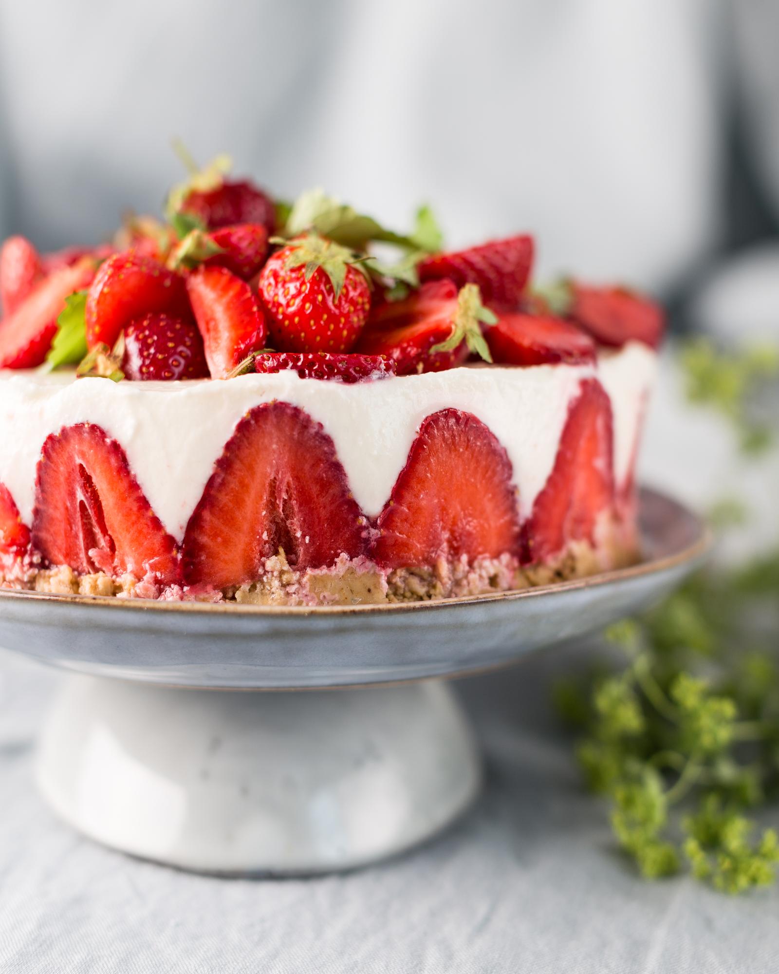 Tort de brânză de vaci cu căpșuni