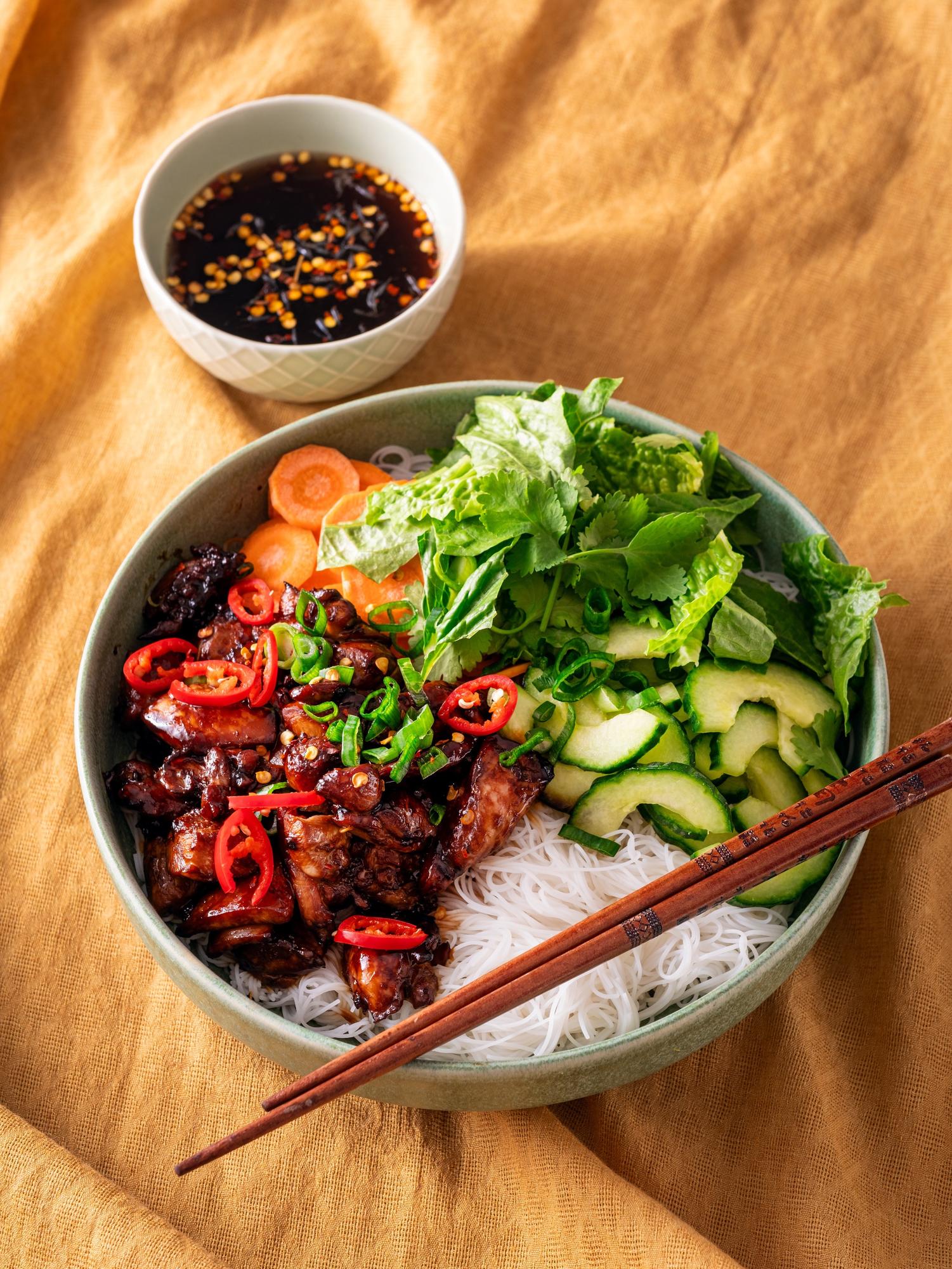 Salată vietnameză de pui cu tăiței de orez