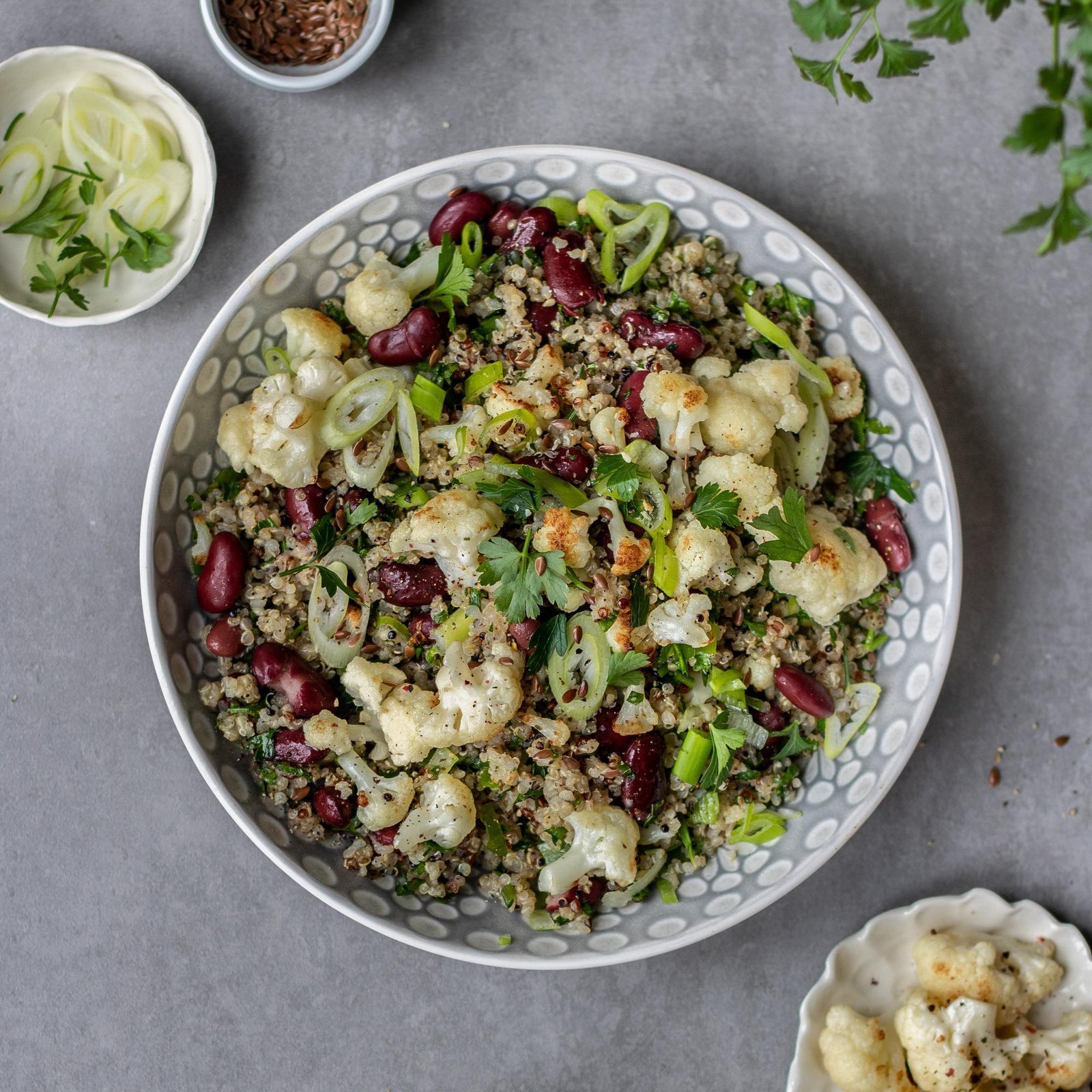Salată caldă de quinoa cu conopidă coaptă