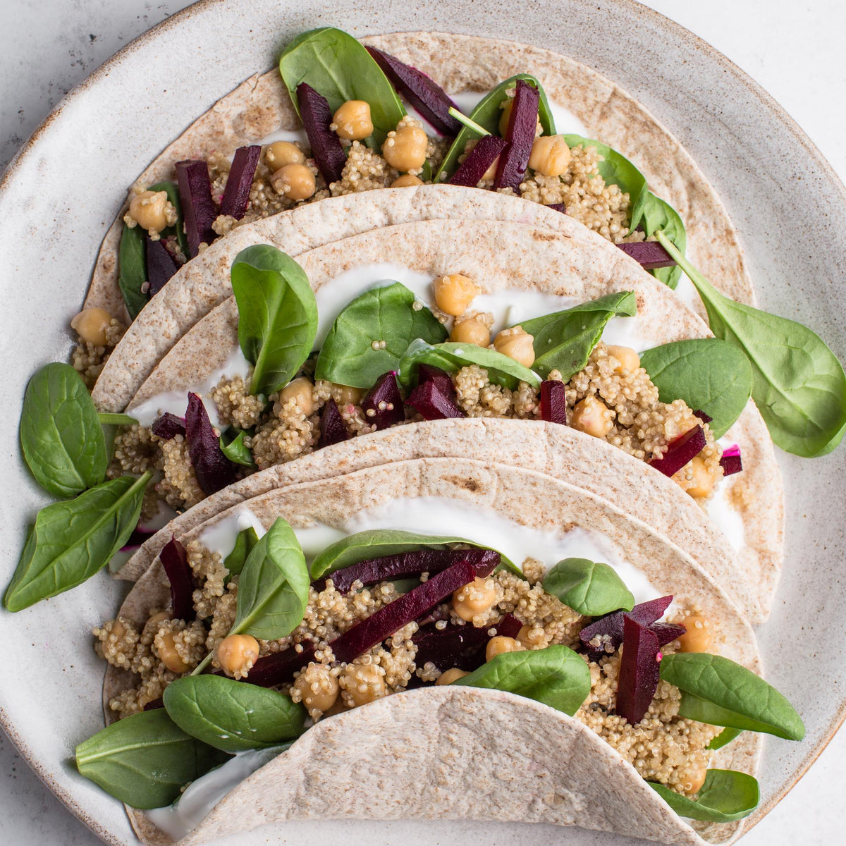 Wrap cu quinoa, sfeclă și dressing cu miere