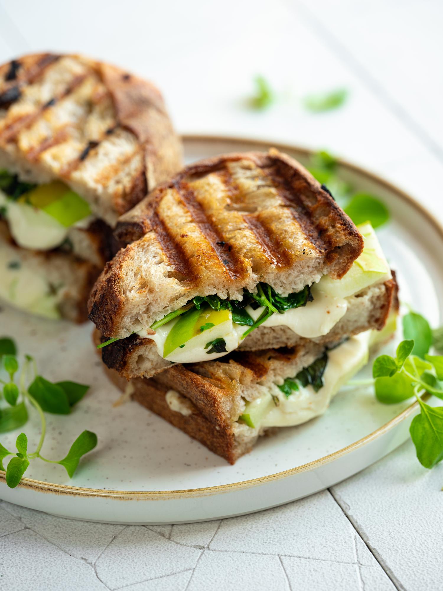 Sandwich copt cu mozzarella, măr verde și rucola