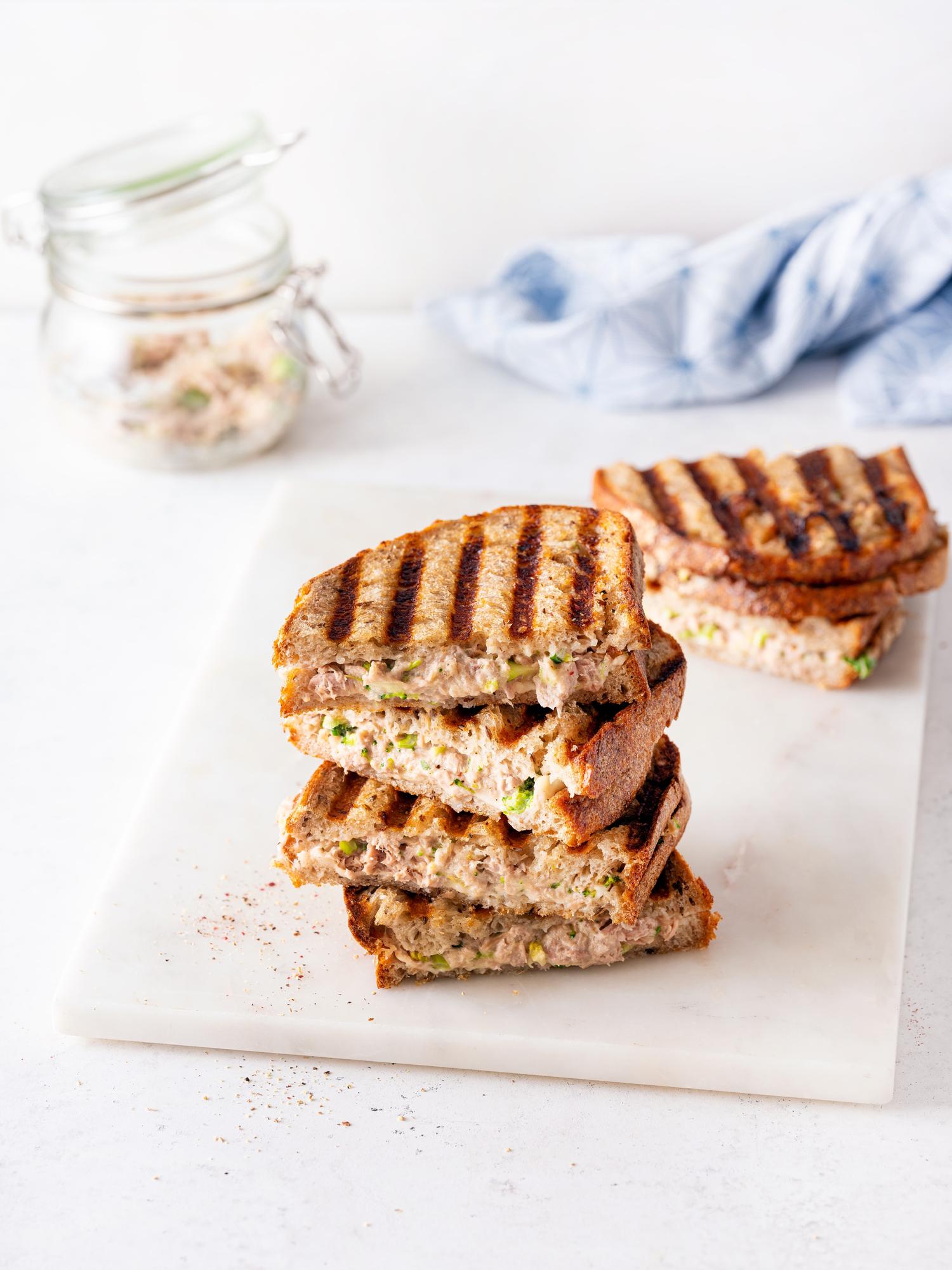 Sandwich cald cu ton