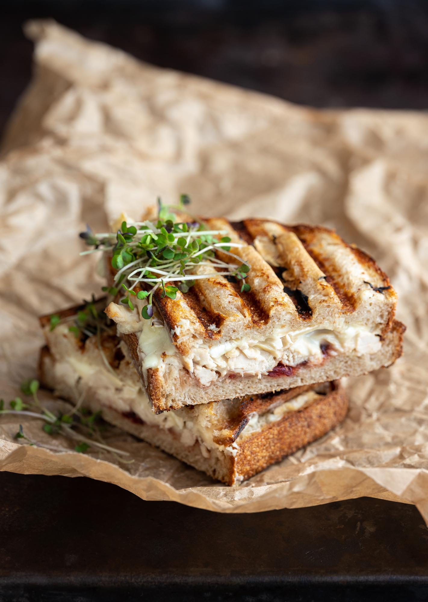 Sandwich cald cu brânză, carne de curcan și dressing de merișoare
