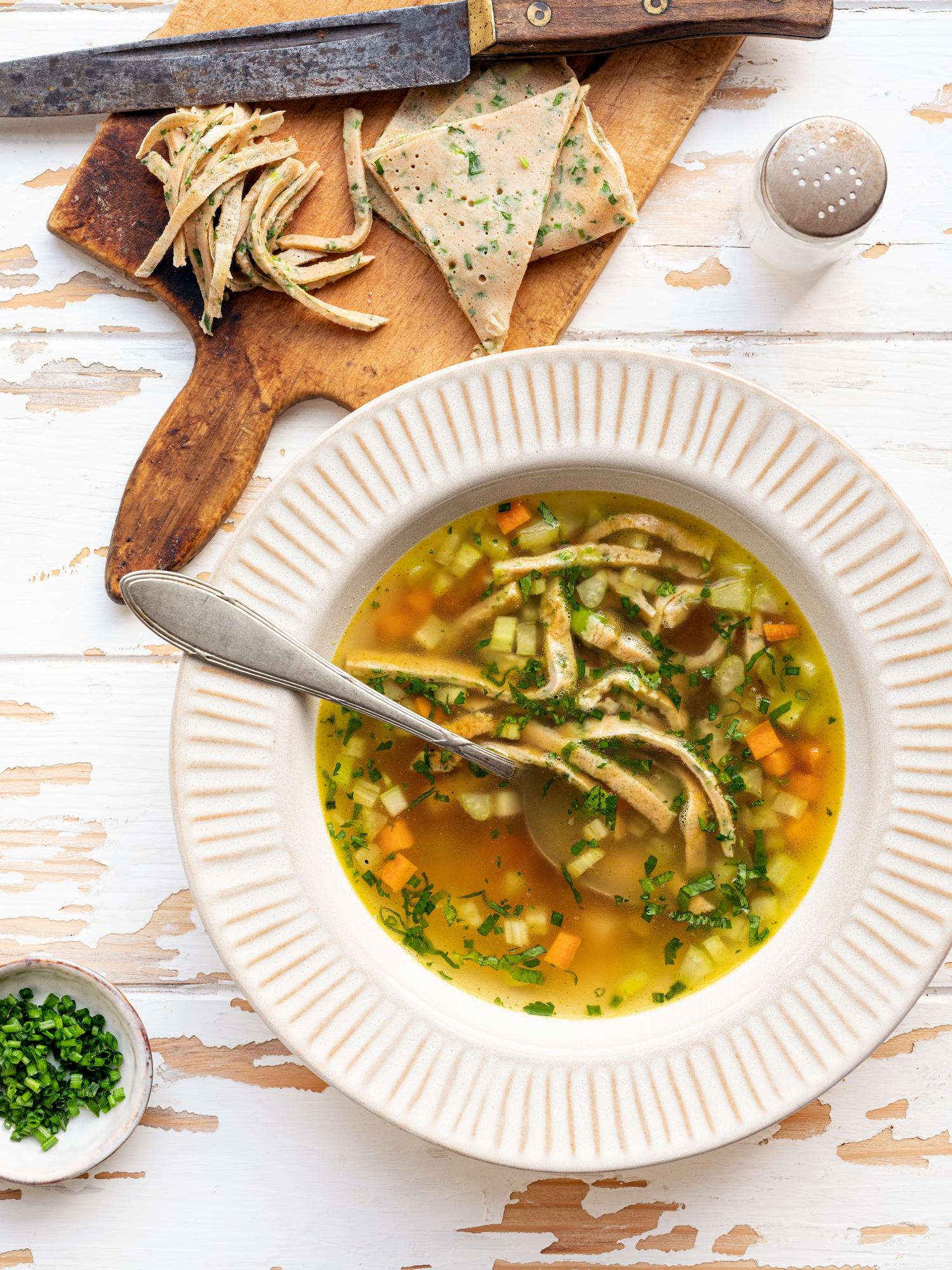 Supă de legume cu tăiței celestini cu ierburi
