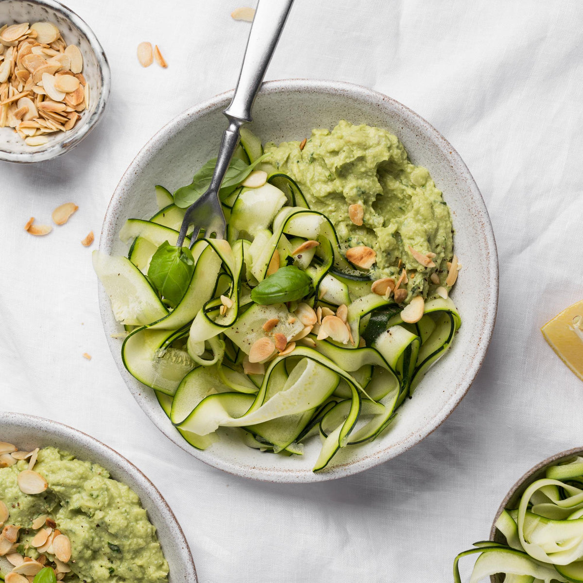 Zoodles cu sos de avocado
